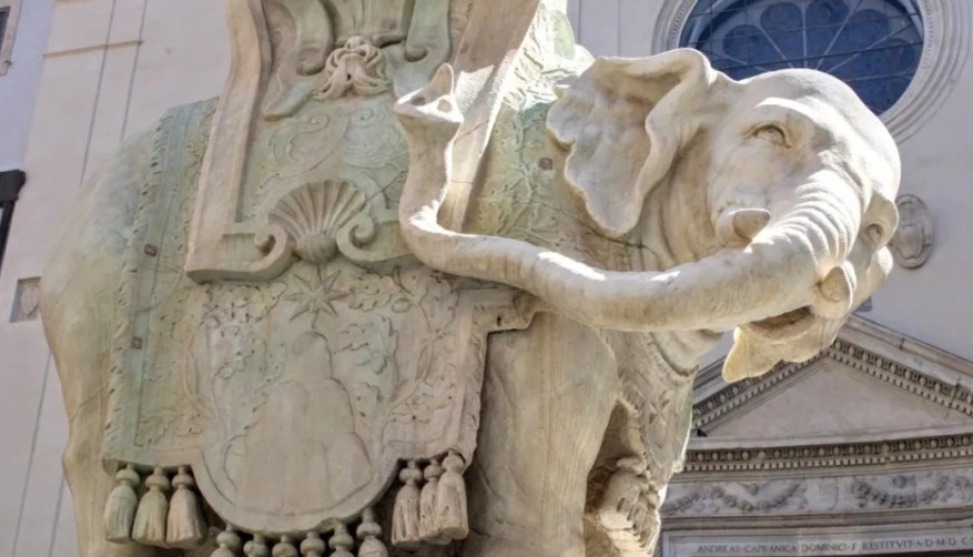 Roma, sfregiata la statua dell’elefantino del Bernini: zanna spezzata in piazza della&nbsp;Minerva