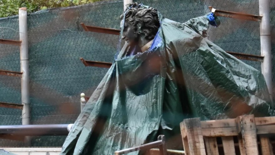 Pietrasanta dimentica Marcello Tommasi: la contadina con il vitello nascosta nel&nbsp;deposito