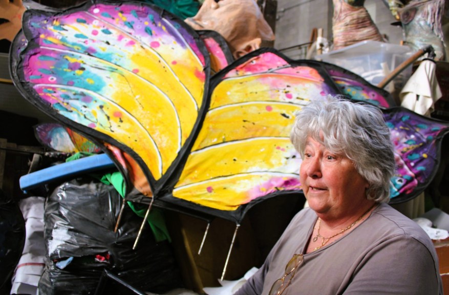Dentro l’hangar 12 del Carnevale di Viareggio: dove la cartapesta prende vita con Marzia&nbsp;Etna