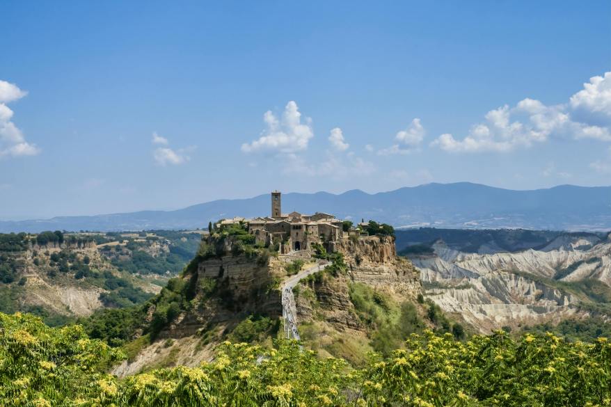 Sospesa tra cielo e terra: la storia millenaria di Civita di&nbsp;Bagnoregio