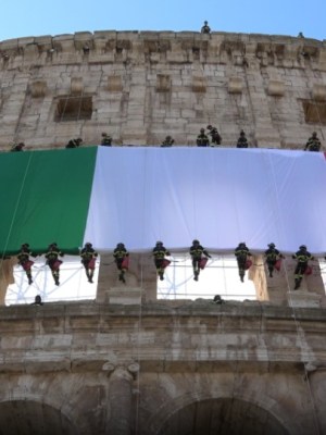 Festa della Repubblica, il Colosseo si veste di Tricolore: da 20 anni i Vigili del Fuoco regalano a Roma un’immagine&nbsp;simbolo