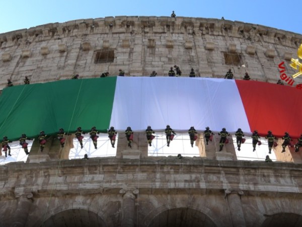 Festa della Repubblica, il Colosseo si veste di Tricolore: da 20 anni i Vigili del Fuoco regalano a Roma un’immagine&nbsp;simbolo