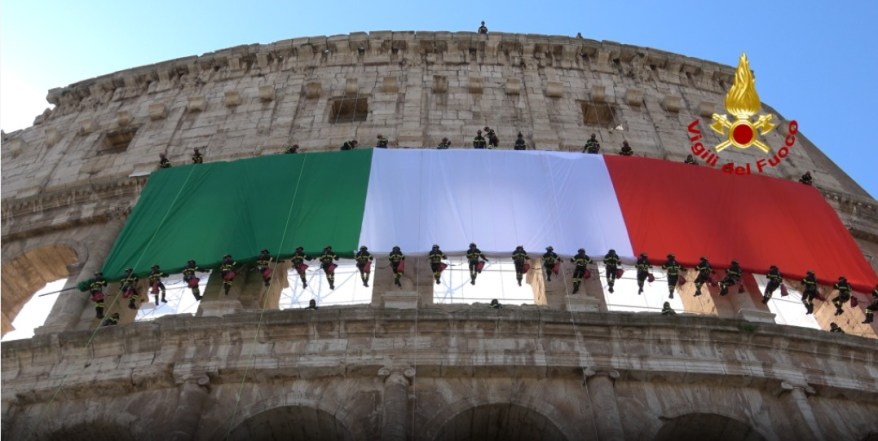Festa della Repubblica, il Colosseo si veste di Tricolore: da 20 anni i Vigili del Fuoco regalano a Roma un’immagine&nbsp;simbolo