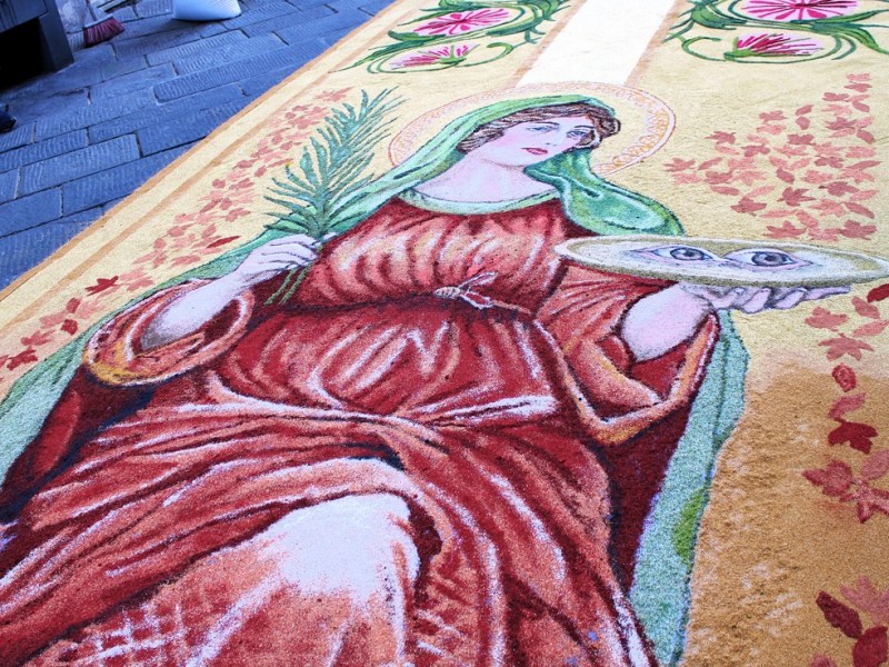 Camaiore, all’alba tra luce e segatura: l’arte effimera che il Corpus Domini cancella in poche&nbsp;ore