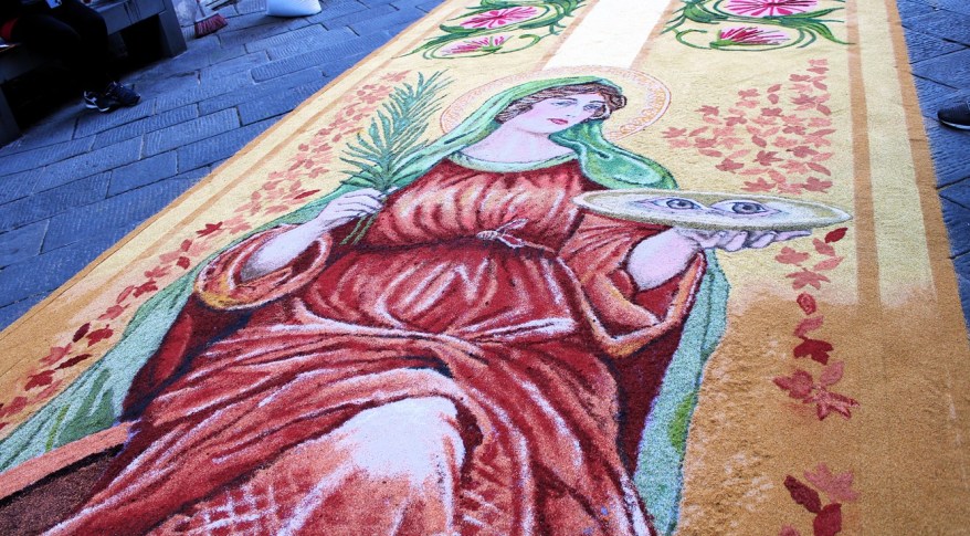 Camaiore, all’alba tra luce e segatura: l’arte effimera che il Corpus Domini cancella in poche&nbsp;ore