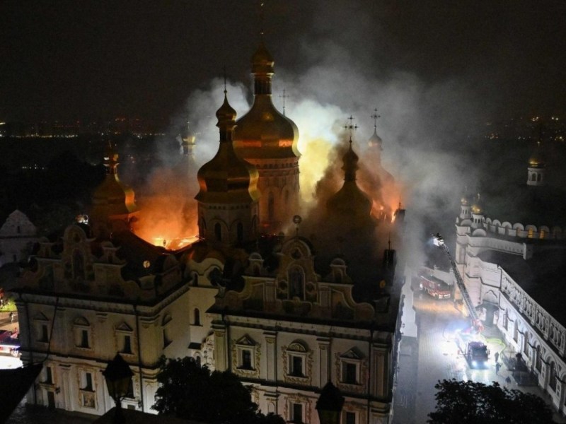 Ucraina, colpita la Cattedrale della Dormizione di Kyiv: in fiamme uno dei simboli del patrimonio&nbsp;UNESCO