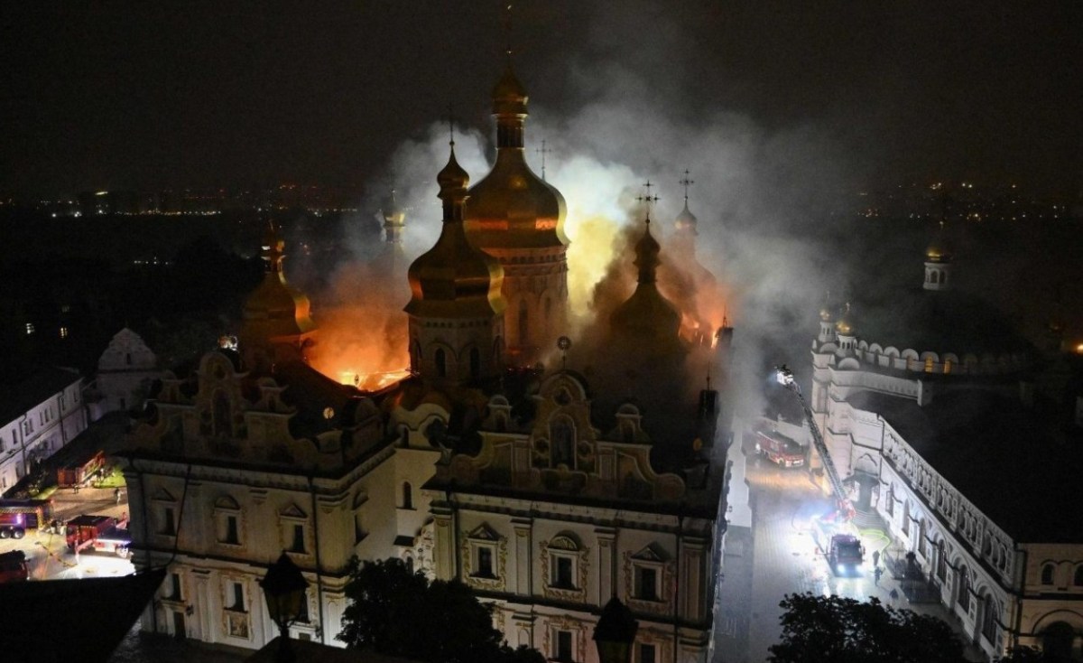Ucraina, colpita la Cattedrale della Dormizione di Kyiv: in fiamme uno dei simboli del patrimonio&nbsp;UNESCO