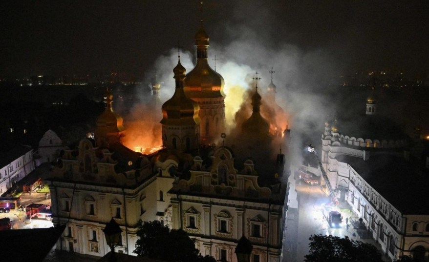 Ucraina, colpita la Cattedrale della Dormizione di Kyiv: in fiamme uno dei simboli del patrimonio UNESCO