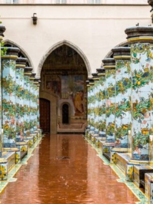 Napoli, rinasce il gioiello di Santa Chiara: tornano a splendere le spettacolari maioliche del&nbsp;Chiostro