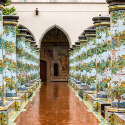 Napoli, rinasce il gioiello di Santa Chiara: tornano a splendere le spettacolari maioliche del&nbsp;Chiostro