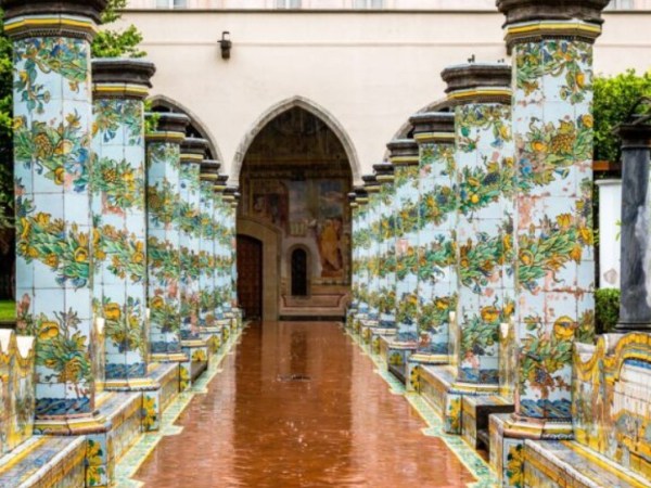 Napoli, rinasce il gioiello di Santa Chiara: tornano a splendere le spettacolari maioliche del&nbsp;Chiostro
