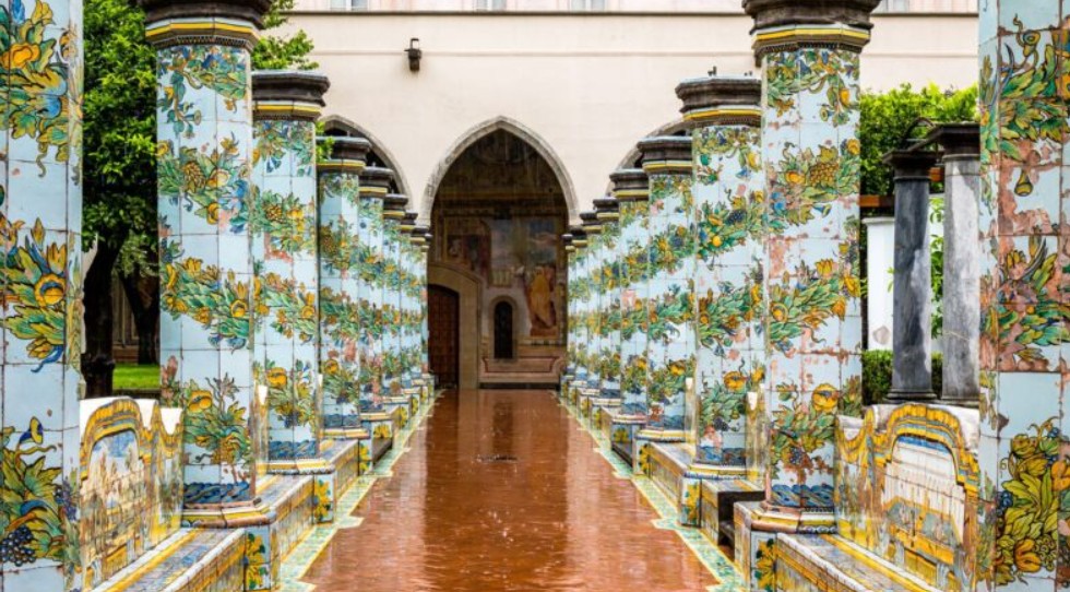 Napoli, rinasce il gioiello di Santa Chiara: tornano a splendere le spettacolari maioliche del&nbsp;Chiostro