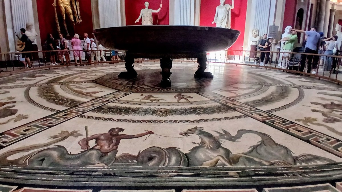La gigantesca vasca in porfido che incanta i Musei&nbsp;Vaticani