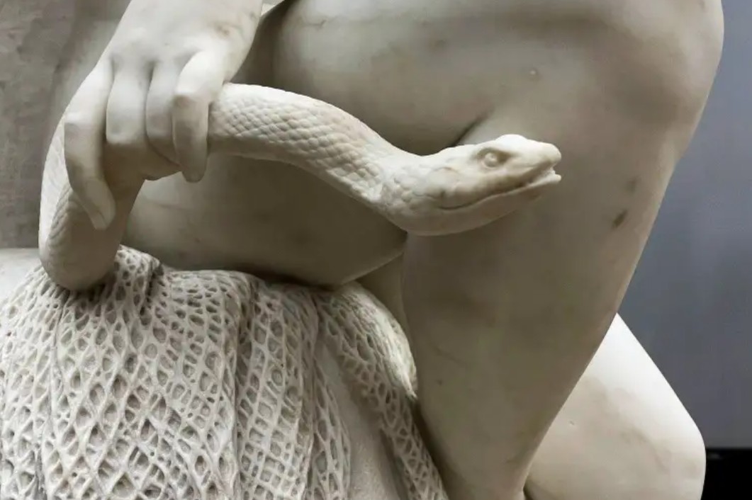 La Strega di Karl Cauer e quel marmo che sembra tessere una rete tra magia, Leonardo e la Cappella&nbsp;Sansevero