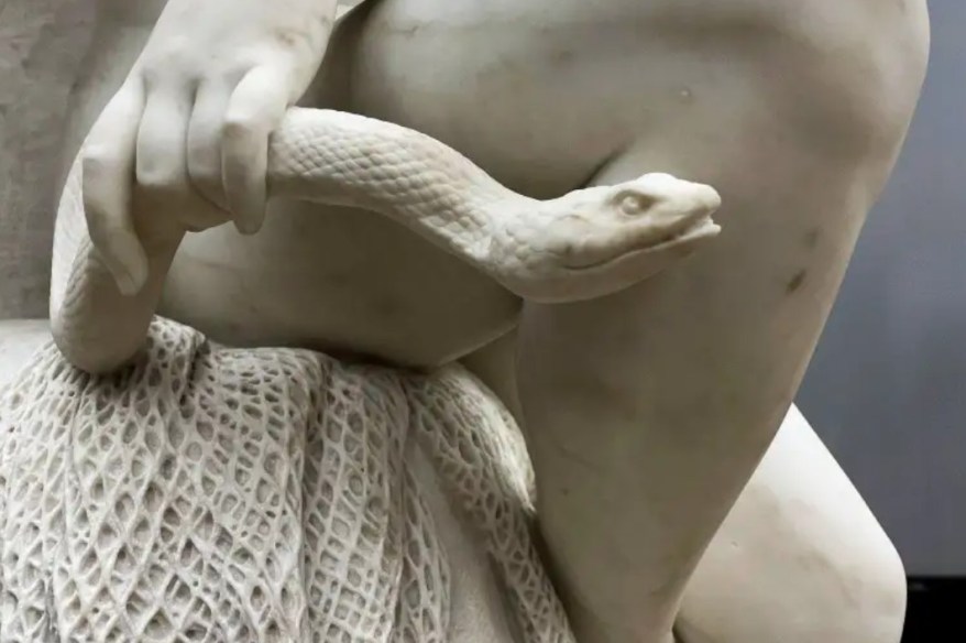 La Strega di Karl Cauer e quel marmo che sembra tessere una rete tra magia, Leonardo e la Cappella Sansevero