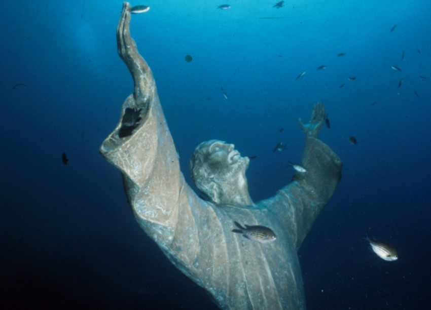 Cristo degli Abissi: il delicato restauro subacqueo