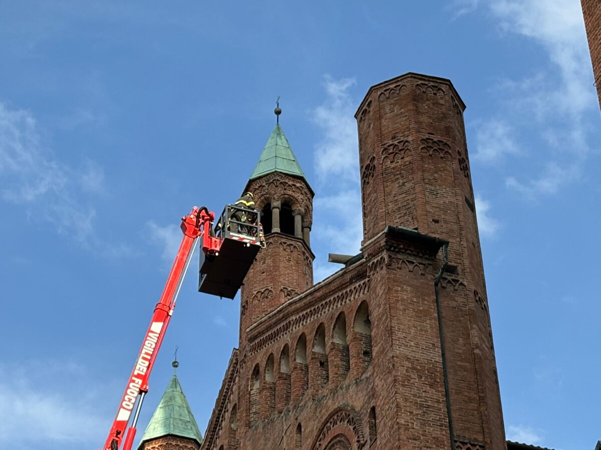 Cremona, la tromba d’aria sfregia il Duomo: crollata una guglia. Danni al rosone e a 10&nbsp;chiese