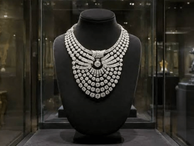 Rubata a Vienna la collana della regina Nazli: 673 diamanti e oltre 200 carati, caccia ai due&nbsp;ladri