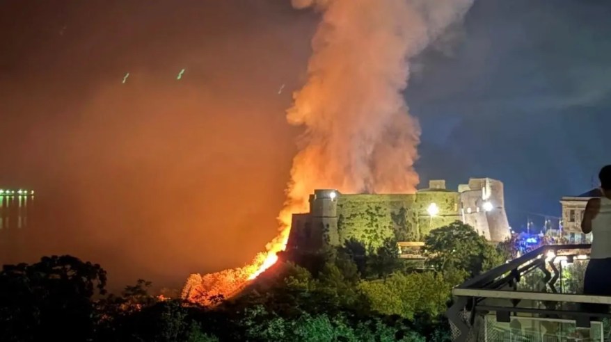 Castello Aragonese in fiamme dopo i fuochi d’artificio: paura a&nbsp;Ortona