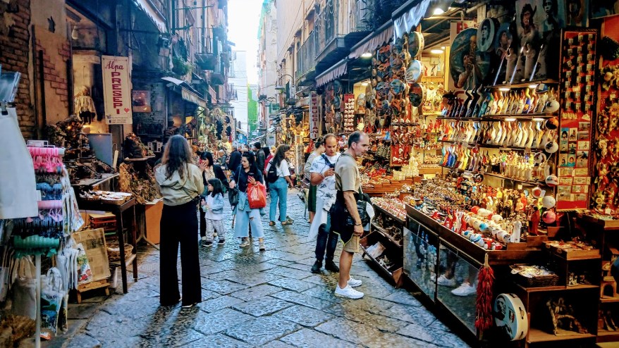 San Gregorio Armeno non si tocca: la strada dei presepi protesta per difendere l’identità di Napoli