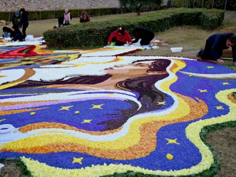 Ad Assisi i fiori diventano un Cantico di Pace: l’infiorata di 120 metri quadrati dedicata a San&nbsp;Francesco