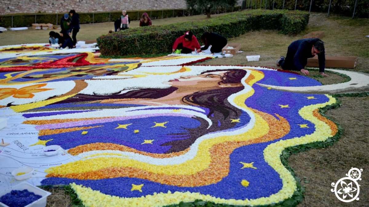 Ad Assisi i fiori diventano un Cantico di Pace: l’infiorata di 120 metri quadrati dedicata a San&nbsp;Francesco