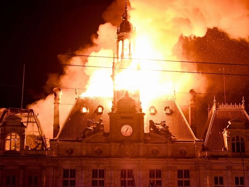 Incendio al municipio di Limoges, crolla la torre dell’orologio: distrutto storico palazzo&nbsp;dell’Ottocento