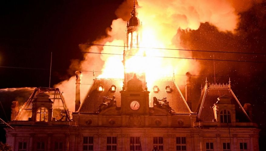 Incendio al municipio di Limoges, crolla la torre dell’orologio: distrutto storico palazzo&nbsp;dell’Ottocento