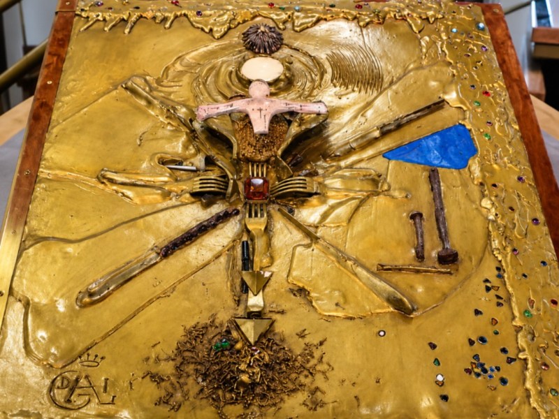 Rubato L’Apocalypse il libro più prezioso del mondo: pesa 210 chili e la copertina è di&nbsp;Dalí