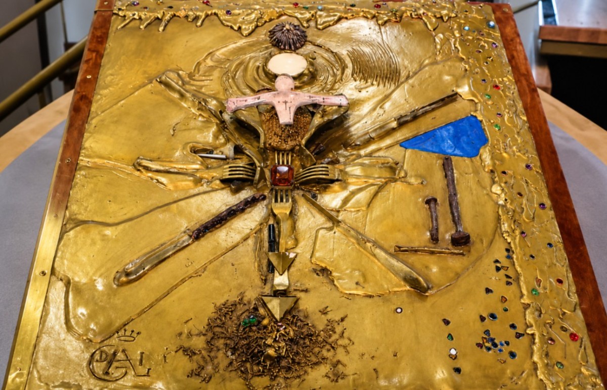 Rubato L’Apocalypse il libro più prezioso del mondo: pesa 210 chili e la copertina è di&nbsp;Dalí